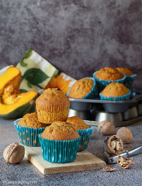 Muffin zucca e noci serviti su un piatto
