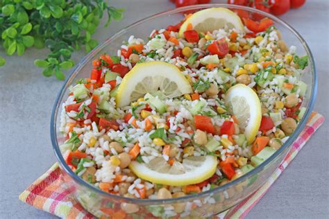 Una ciotola di insalata di riso colorata con verdure fresche