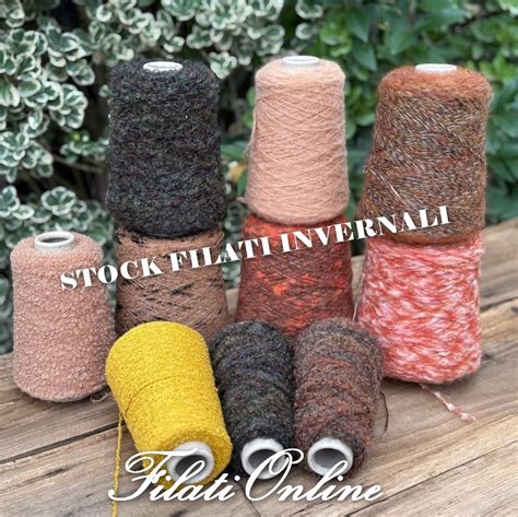 Campione di filati di lana, alpaca, mohair e cotone in diverse tonalità
