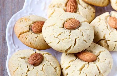 composizione di dolci alla mandorla