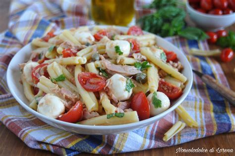 Piatto di pasta fredda con tonno e basilico