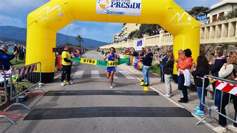 Atleti che tagliano il traguardo della Pisa Half Marathon