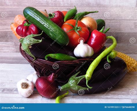 ortaggi misti freschi in un cesto