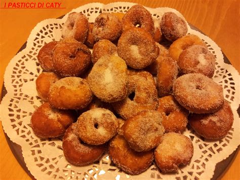 ciambelline fritte cosparse di zucchero