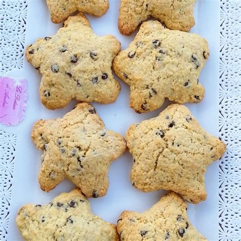 Biscottini a forma di stella con gocce di cioccolato