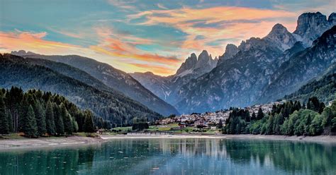Paesaggio montano friulano con borgo