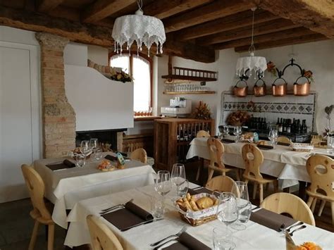 Interno del locale La Buteghe di Pierute con tavoli in legno