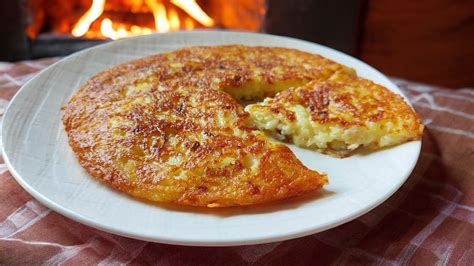 Piatto di frico croccante con polenta