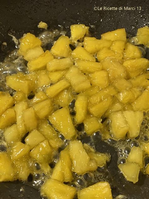 Ananas caramellato sul fondo di una tortiera