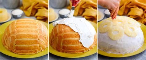 Stampo per cheesecake con crema e fette di ananas disposte