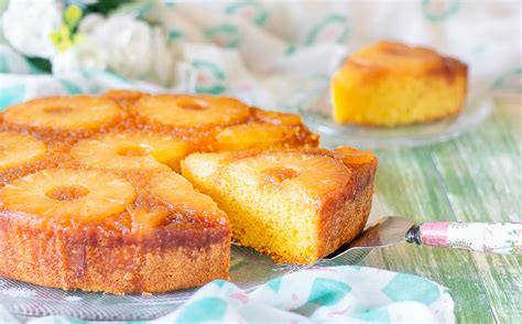 Torta rovesciata all'ananas sformata e lucidata