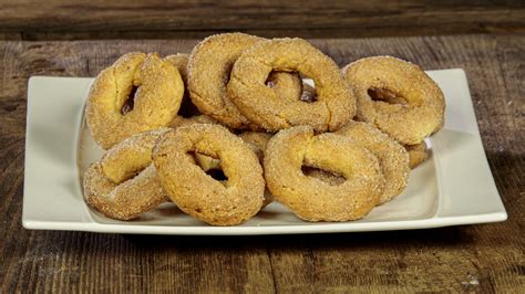 Ciambelline al vino su un piatto rustico