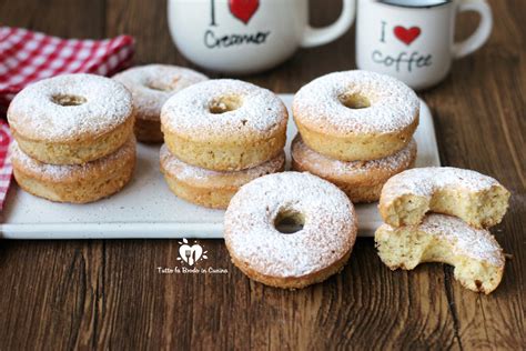 Ingredienti per le ciambelline al moscato disposti su un piano di lavoro