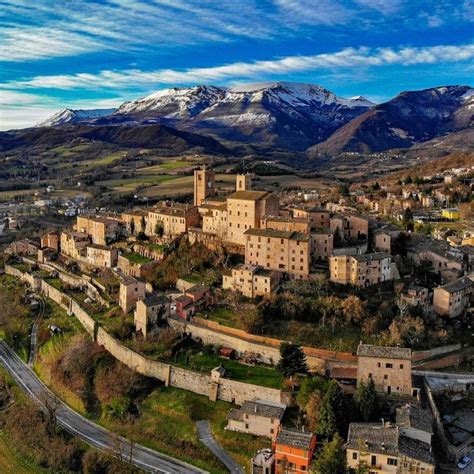 Antico castello medievale ai piedi dei Monti Sibillini