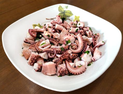 Insalata di polpo presentata elegantemente in una ciotola bianca