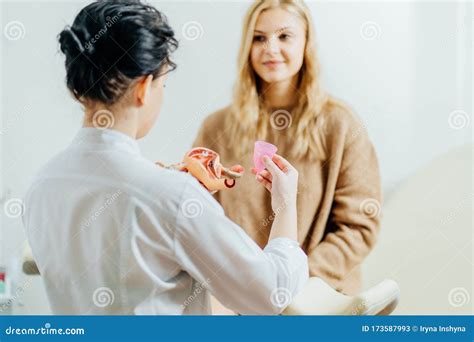 Una donna che parla con un medico ginecologo