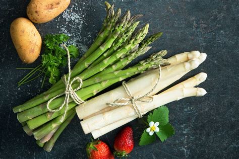 Campo di asparagi bianchi