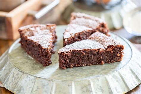 Una torta al cioccolato fondente e noci appena sfornata