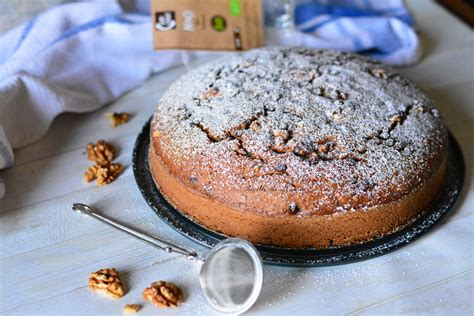 Dettaglio della crosticina croccante di una torta noci e cioccolato