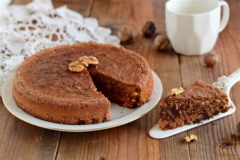 Una fetta di torta noci e cioccolato servita con gelato alla vaniglia