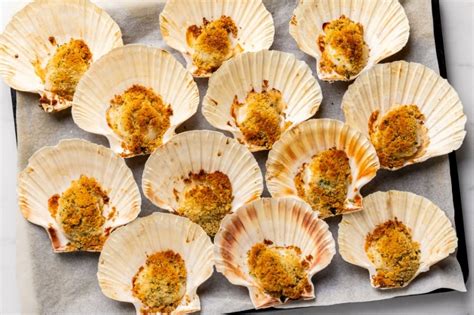 Capesante gratinate su un piatto elegante