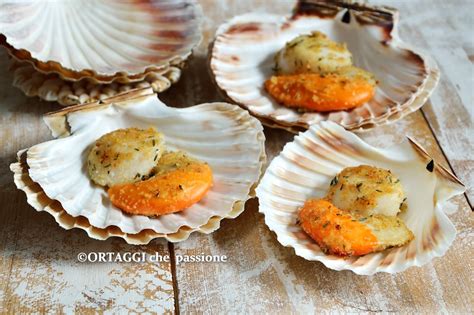 Capesante disposte in una teglia con supporto di alluminio