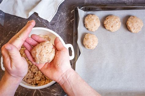 mani che formano polpette