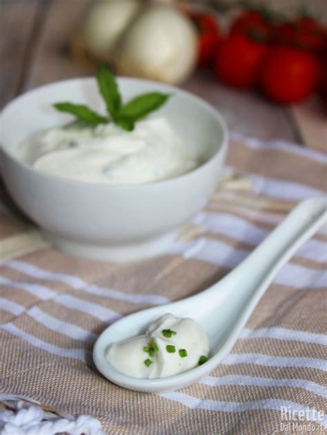 ciotola con salsa allo yogurt e erba cipollina