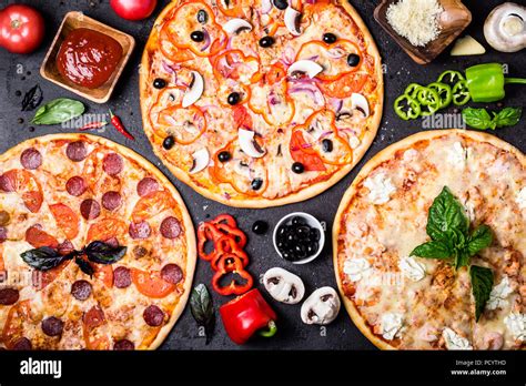 Immagine di una varietà di pizze diverse