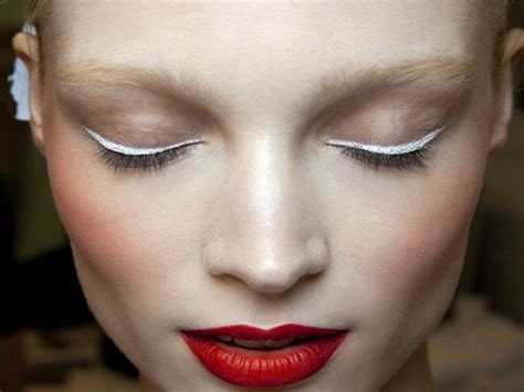 esempio di make-up con matita bianca come eyeliner