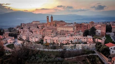 Panorama di Citta della Pieve con campi di zafferano in primo piano