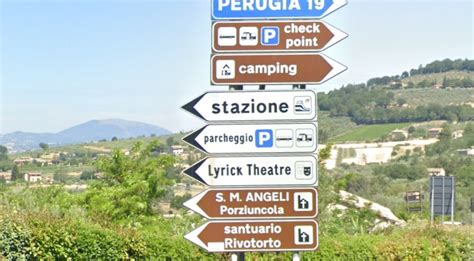 Agriturismo immerso tra i campi umbri, con cartelli che indicano la presenza di zafferano