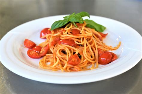Un piatto di spaghetti al pomodoro fresco e basilico