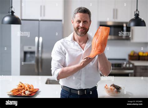 uomo che pulisce un filetto di salmone
