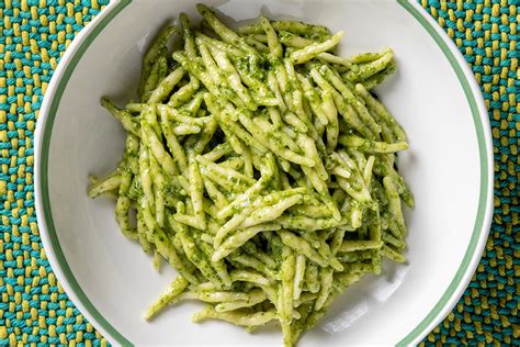 Ciotola di trofie al pesto