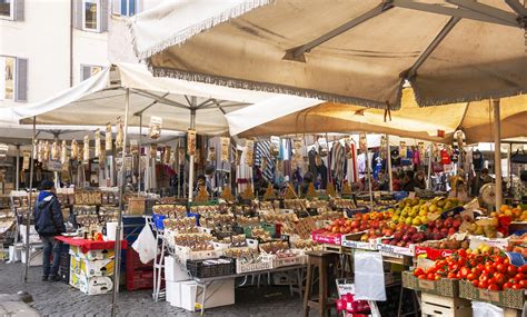 Bancarelle di un mercato all'aperto