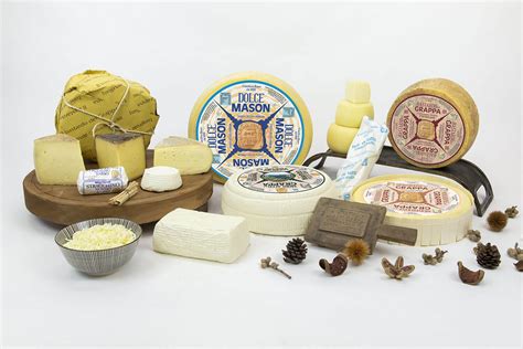 Composizione di formaggi Dedoni freschi e stagionati