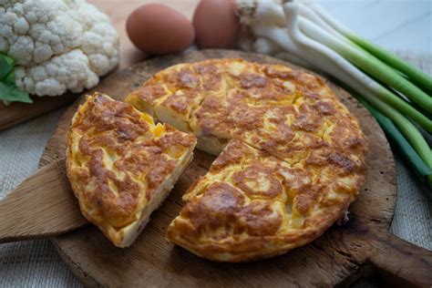 Immagine di una frittata di cavolfiore dorata e invitante