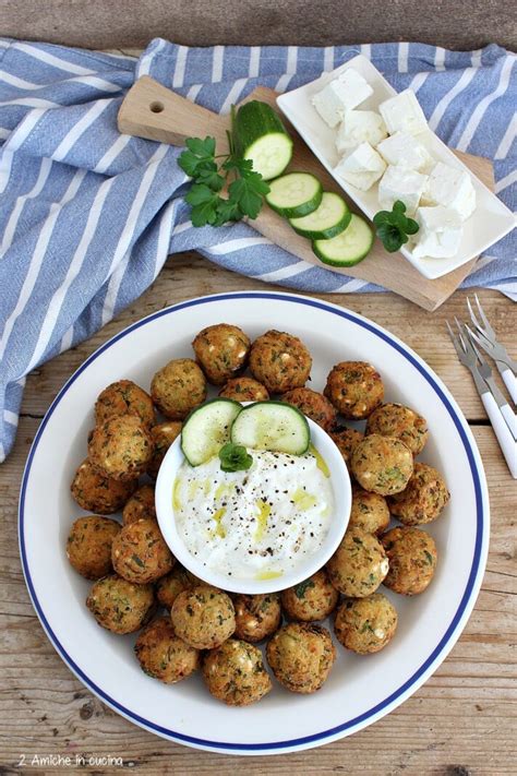 Polpette di zucchine e feta in fase di frittura