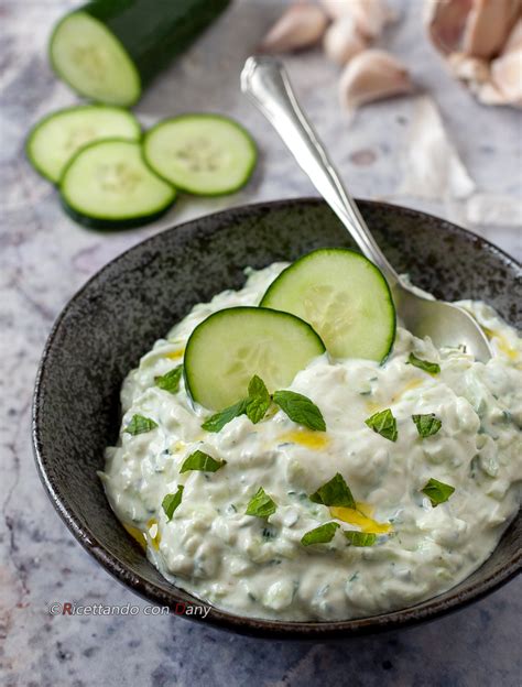 Coppetta di salsa tzatziki con cetriolo e menta