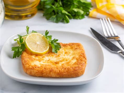 Pezzo di Feta Saganaki dorato e croccante