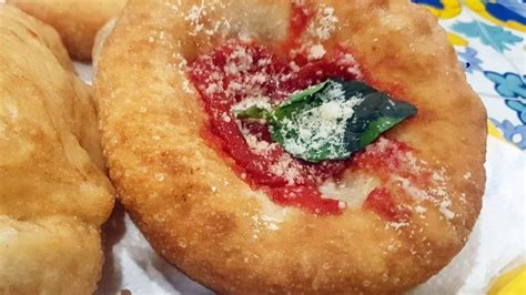 Montanare fritte dorate e gonfie