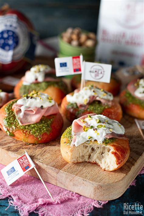 Pizzette morbide farcite con mortadella e stracciatella