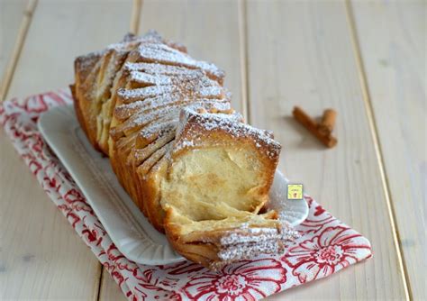 Pane dolce alla cannella spezzato a mano
