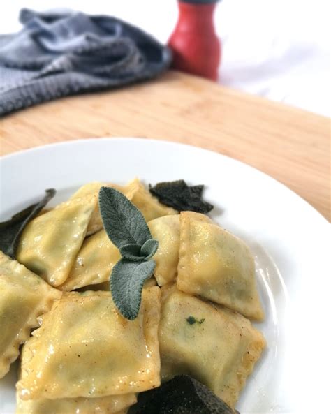 Immagine di ravioli vegani con tofu e spinaci serviti su un piatto