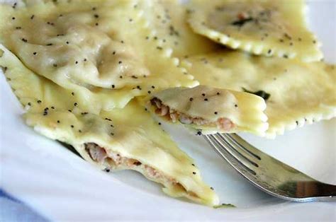 Infografica che mostra gli ingredienti per il ripieno dei ravioli vegani