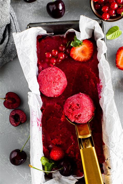 Frutti rossi freschi e sorbetto