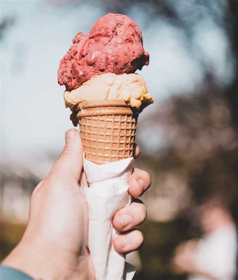 Un cono gelato con frutti rossi