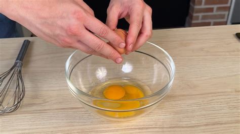 Immagine di una ciotola di garri con aggiunta di acqua, zucchero, arachidi e latte
