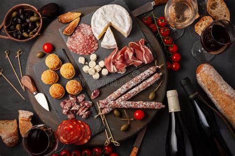 Immagine di un tavolo apparecchiato con diversi antipasti e stuzzichini